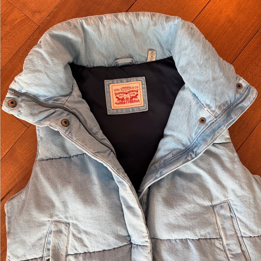 Levi’s Light Blue Puffer Vest - Picture 4 of 7